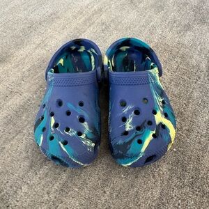 CROCS Kids Blue Swirl Clogs with Teal and Yellow Accents